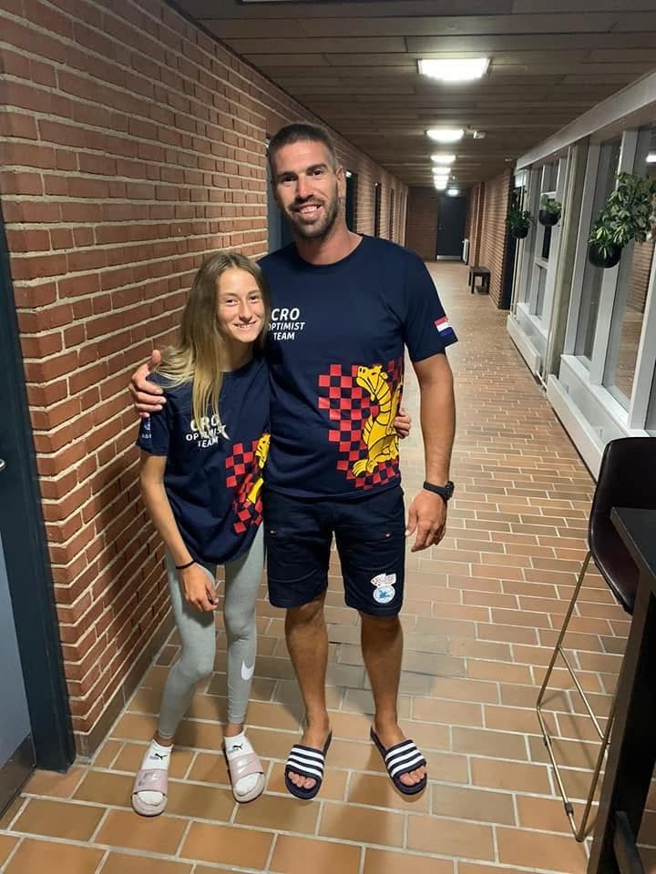 Trener Bepo i Nina Marušić u dresovima hrvatske Optimist reprezentacije